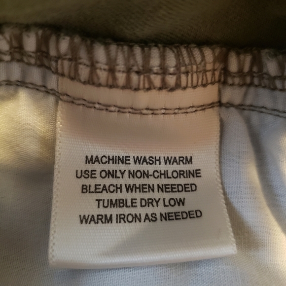 St. John’s Bay Chino Shorts Olive Green Women's 10 Nuetral Everyday Summer EUC - Picture 6 of 9